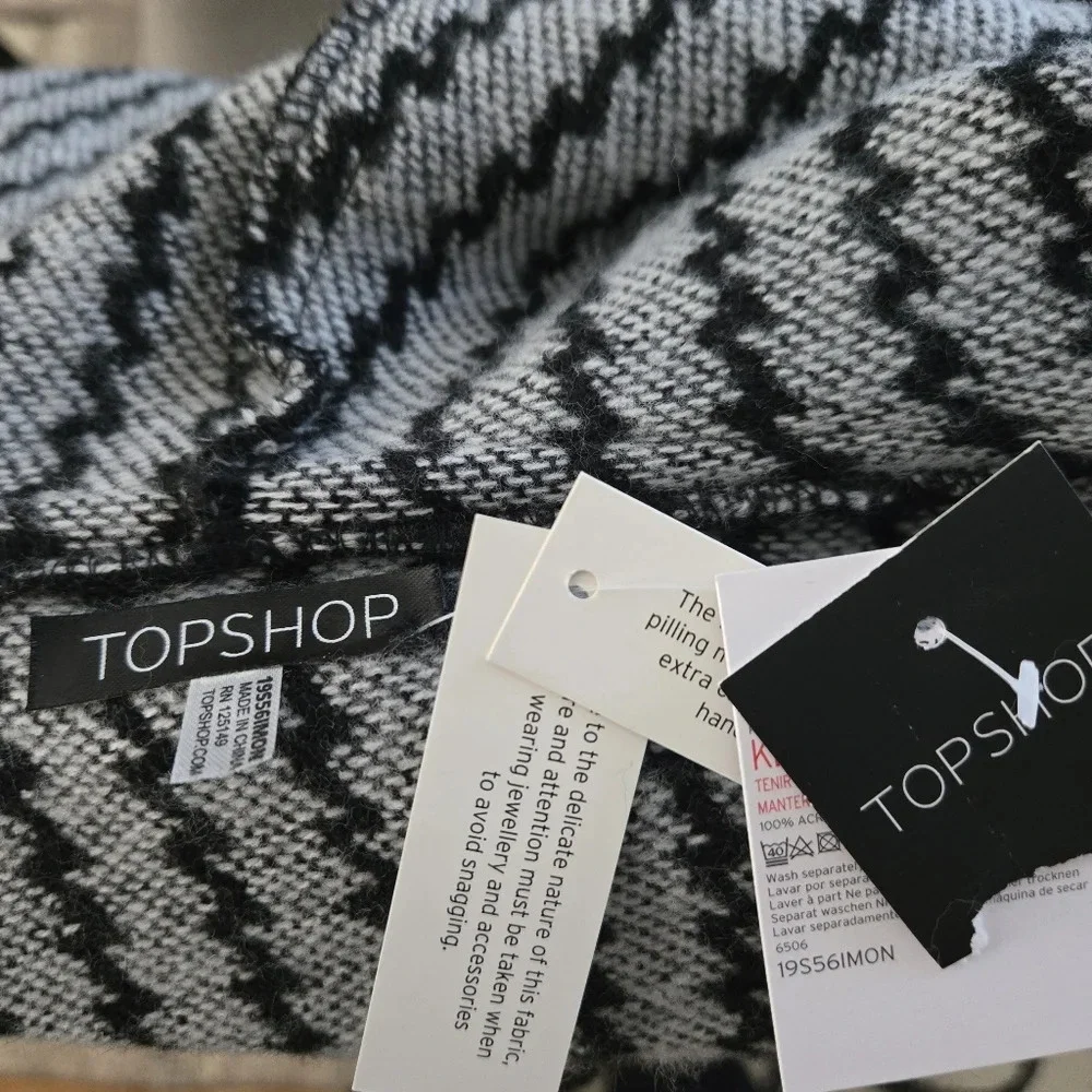 TOPSHOP Black and White Hooded Tassel Poncho one size NWT - Picture 10 of 10